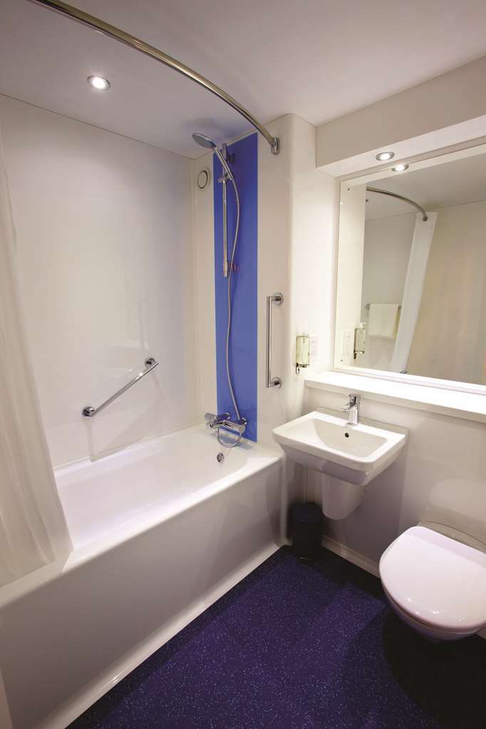 Ibis Budget London Heathrow Central Cranford Room photo