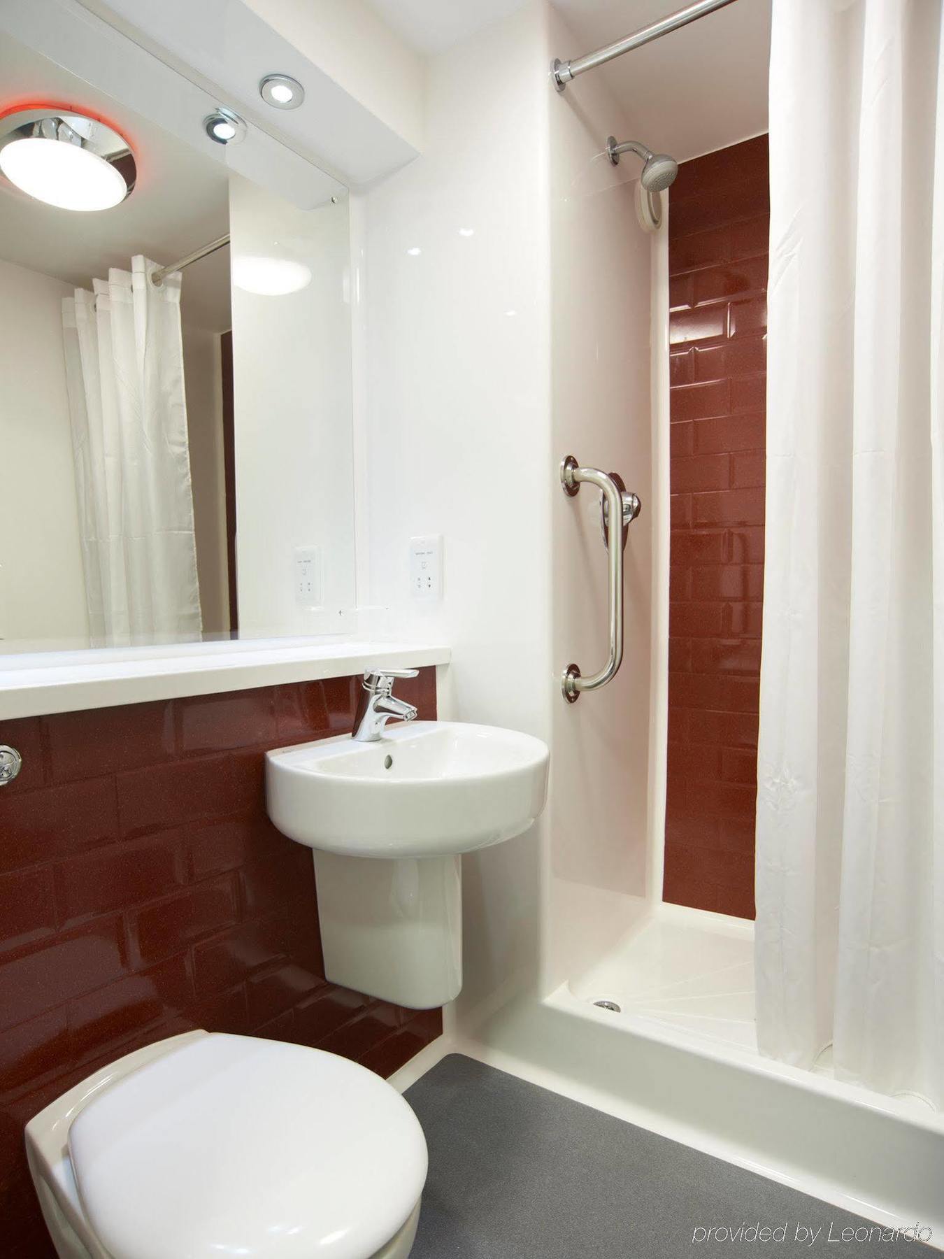 Ibis Budget London Heathrow Central Cranford Exterior photo