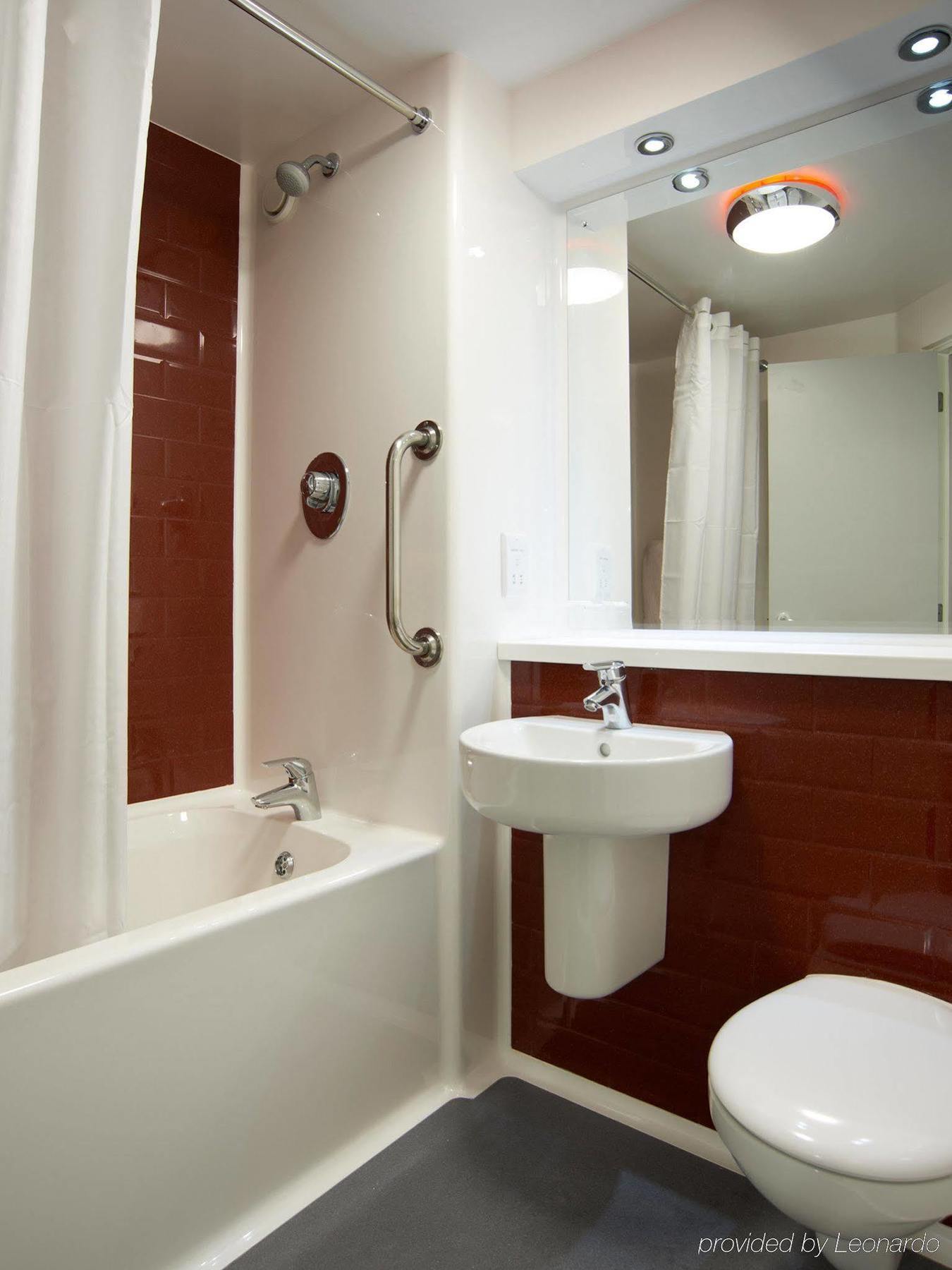 Ibis Budget London Heathrow Central Cranford Exterior photo